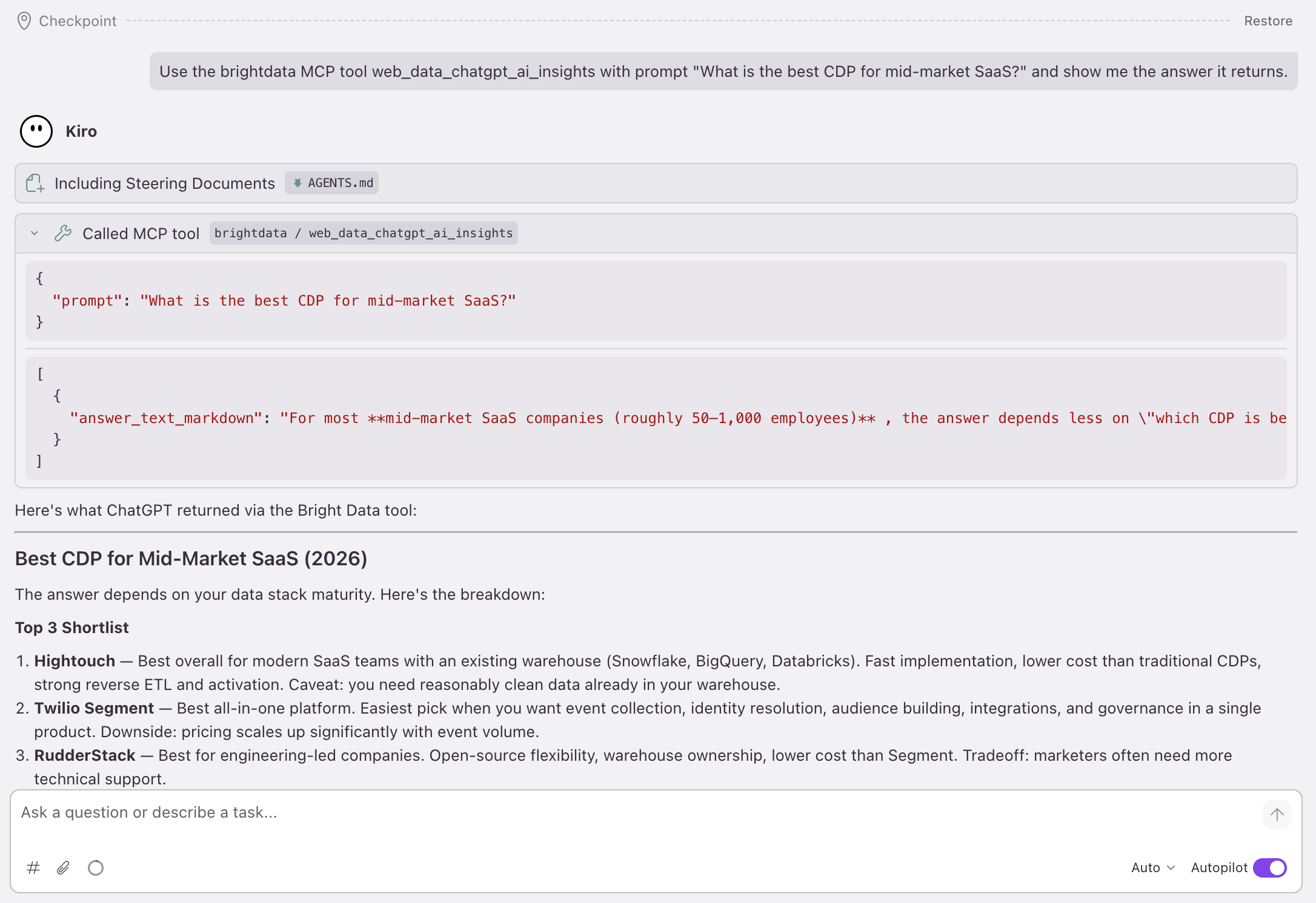 Kiro ejecutando web_data_chatgpt_ai_insights: un `prompt` como entrada, un `answer_text_markdown` como salida; la respuesta clasifica Hightouch, Twilio Segment, RudderStack.